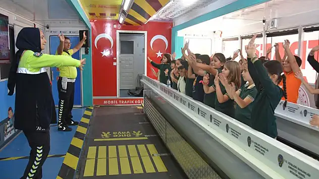 Mobil Trafik Eğitim Tırı ile ilkokul öğrencileri trafik bilinci kazanıyor

