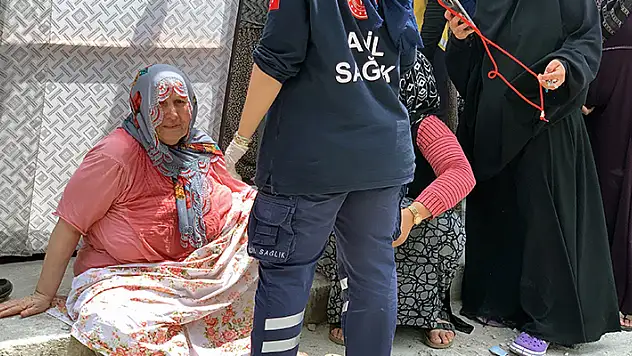 Mobilya mağazasının deposunda yangın çıktı 3'üncü katta mahsur kalanları komşuları kurtardı
