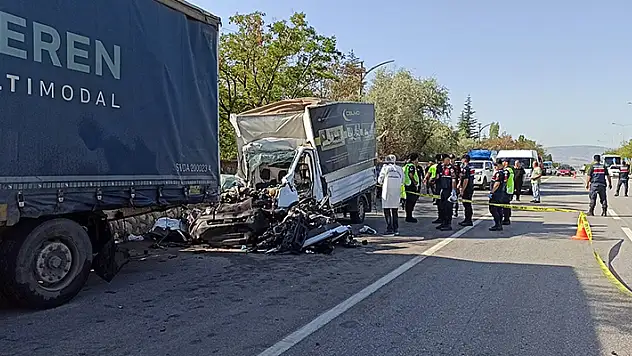 Mobilya yüklü kamyonet park halindeki dorseye çarptı: 3 ölü
