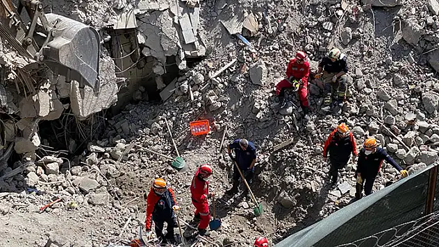 Moloz kaldırma sırasında göçük 1 işçi enkaz altında kaldı

