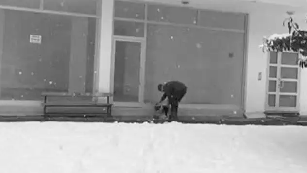 Montunu çıkartıp köpeğin üzerini örttü