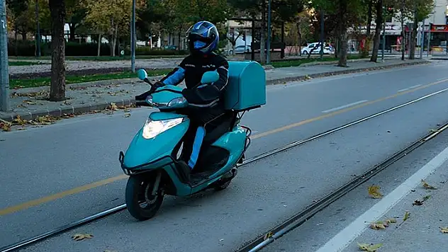 Motokuryeler 'U-Net' numaralı reflektif yelek giyecek
