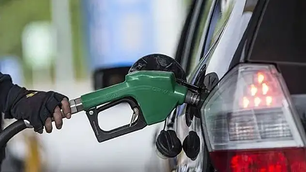 Motorine indirim! Fiyatlar pompaya yansıdı

