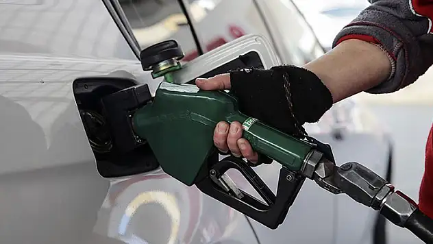 Motorinin litre fiyatı ne kadar oldu? Son zamla benzin fiyatını geçti