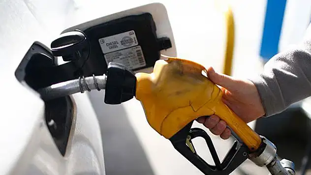 Motorinin litresine 13 kuruş zam yapıldı