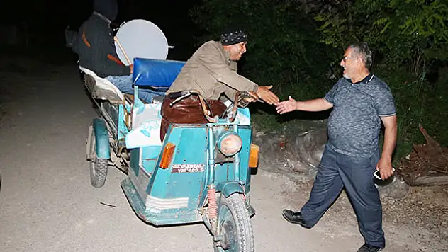 Motorize davulcu baba oğul sahurda istekleri de çalıyor
