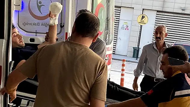 Motorlu testere ile odun keserken, 2 parmağı koptu
