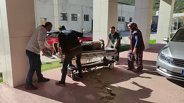 Motorlu testereyle odun keserken, bacağını kesti
