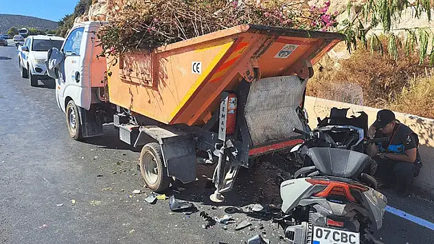 Motosiklet, atık toplama aracına çarptı: 1 ölü