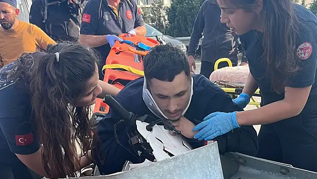 Motosiklet bariyerlere ok gibi saplandı, sıkışan sürücü kurtarıldı
