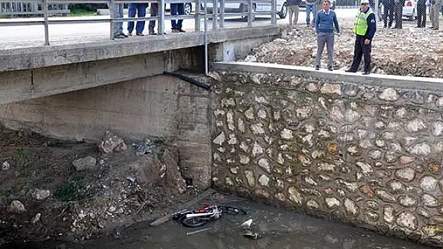 Motosiklet dereye uçtu: 1 ağır yaralı