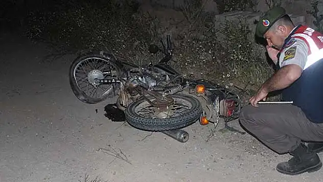 Motosiklet duvara çarptı: 1 ölü, 2 yaralı