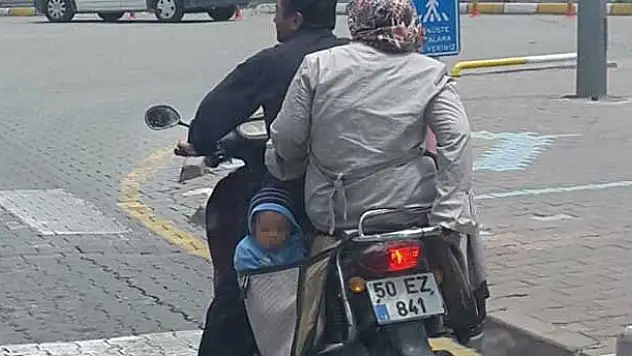Motosiklet heybesinde tehlikeli yolculuk