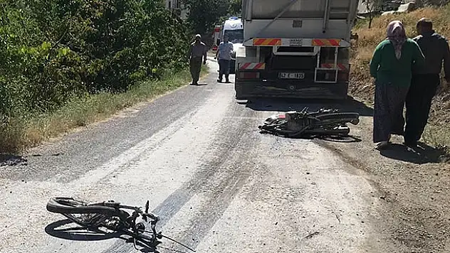 Motosiklet ile kamyon çarpıştı: 1 ölü, 1 yaralı