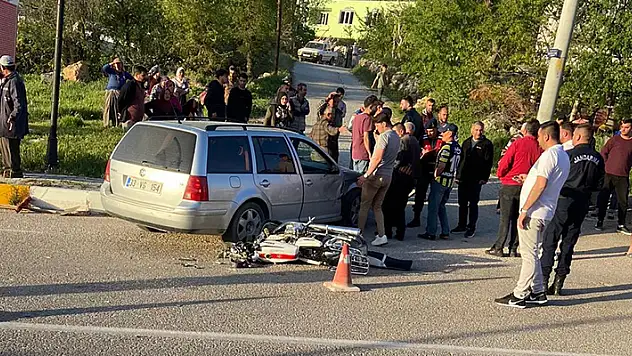 Motosiklet ile otomobil çarpıştı: 2 yaralı
