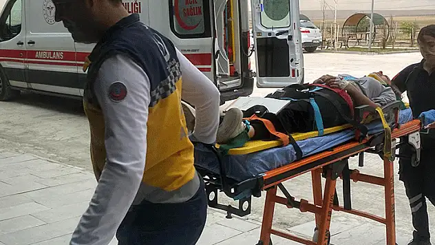 Motosiklet kaldırıma çarptı: 2 yaralı