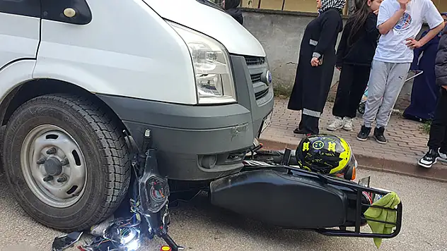 Motosiklet, kamyonetin altına girdi: Ehliyetsiz sürücü ile arkadaşı yaralandı
