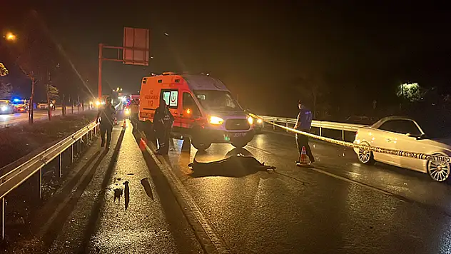Motosiklet, önündeki hafif ticari araca çarptı 1 ölü, 1 yaralı

