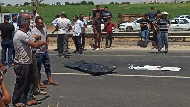 Motosiklet otomobilin altında kaldı: 1 ölü, 1 yaralı
