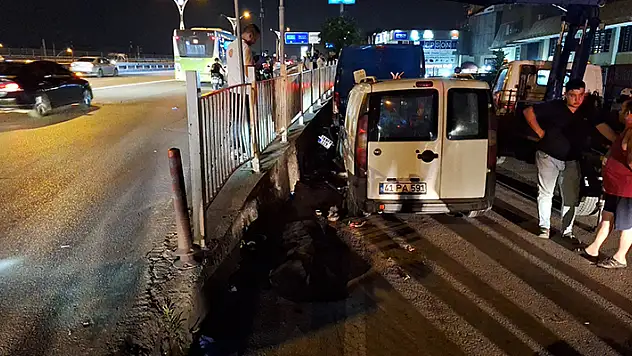 Motosiklet park halindeki araçla duvar arasında sıkıştı: 1 ölü, 1 yaralı
