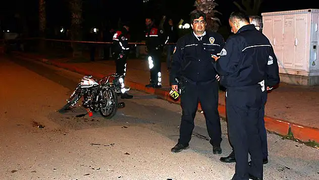 Motosiklet polis aracına çarptı: 1 ölü, 2 yaralı