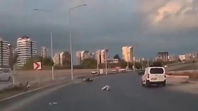 Motosiklet refüje çarptı: 2 yaralı