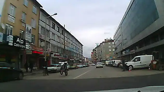 Motosiklet sürücünün tehlikeli hareketi araç kamerasında 