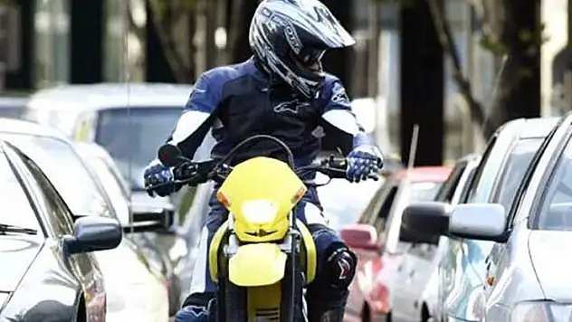 Motosiklet sürücüsü ve yolcularına eldiven şartı getirildi