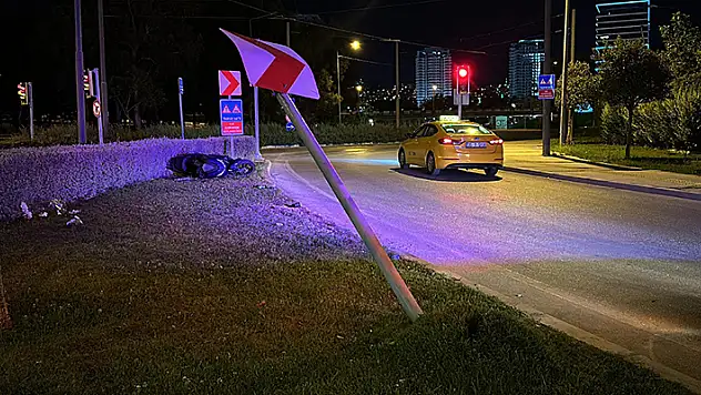 Motosiklet, viraj levhasına çarptı: 1'i ağır 2 yaralı
