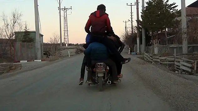 Motosiklete 8 kişi bindiler