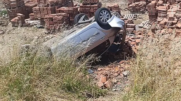 Motosiklete çarpan otomobil takla attı: 1 ölü, 1 yaralı