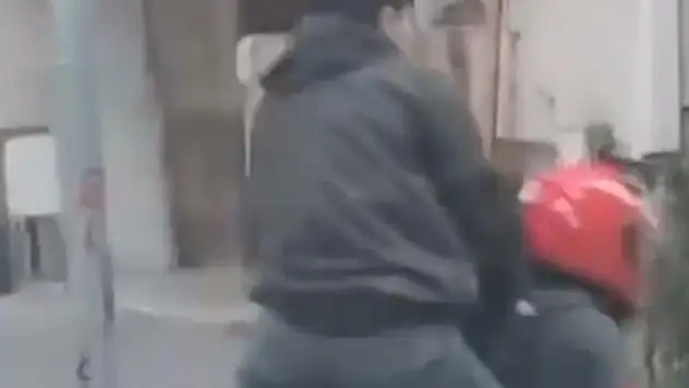 Motosiklete sığmak için sürücünün omzuna çıktı