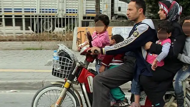 Motosiklete tam 6 kişi bindiler