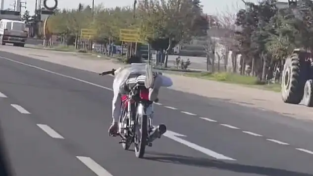 Motosikleti üzerine yatarak sürdü

