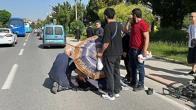 Motosikletin çarpması ile ağır yaralanan bisikletliyi güneşten şemsiye tutarak korudular
