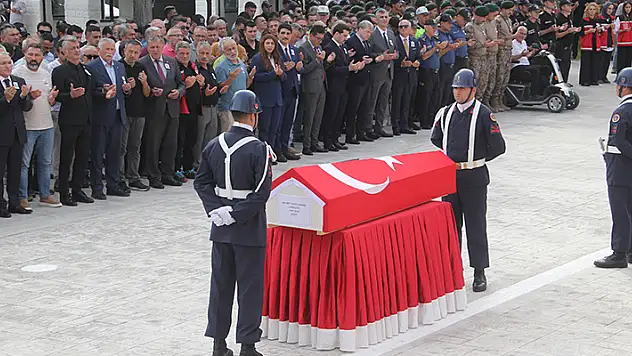Motosikletin çarpması sonucu şehit olan astsubay, törenle memleketine uğurlandı
