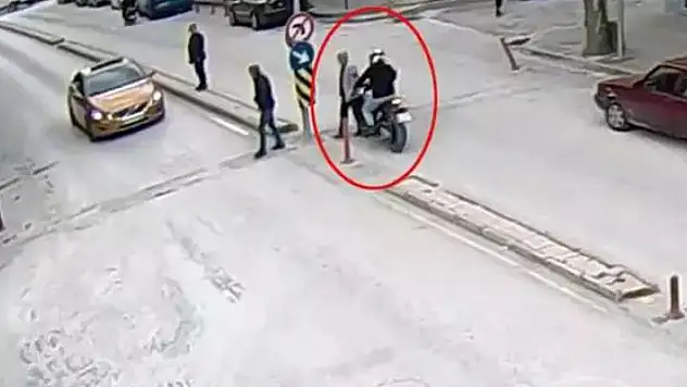 Motosikletin yayaya çarpma anı kamerada