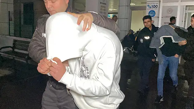 Motosikletle geldiler, eve ateş açıp kaçarken bekçilere yakalandılar
