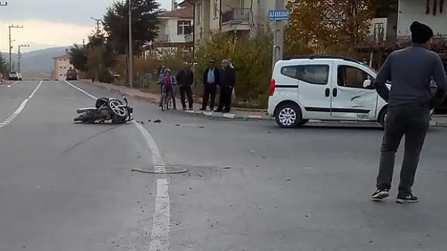 Motosikletle hafif ticari araç çarpıştı: 2 yaralı