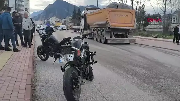 Motosikletle kamyona çarpan 2 liseli yaralandı