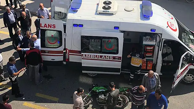 Motosikletle otomobil çarpıştı: 1 yaralı