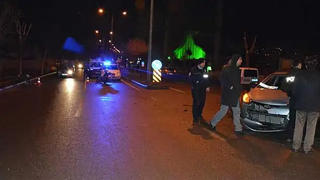 Motosikletle otomobil çarpıştı: 3 yaralı
