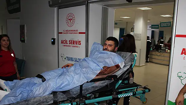 Motosikletle otomobilin önünü kesip sürücüyü omzundan vurdular
