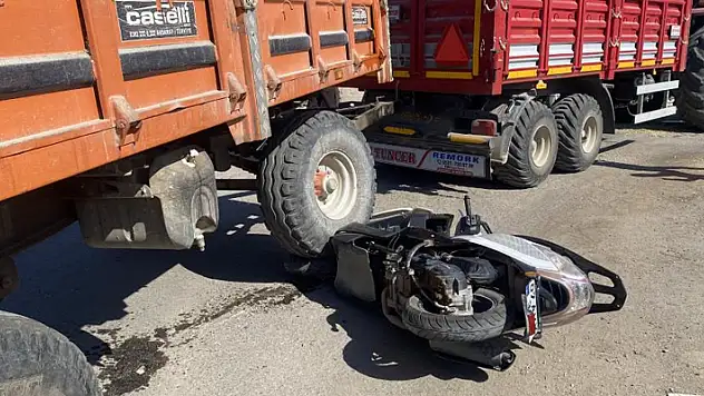 Motosikletli genç römorkun altında kalarak yaşamını yitirdi
