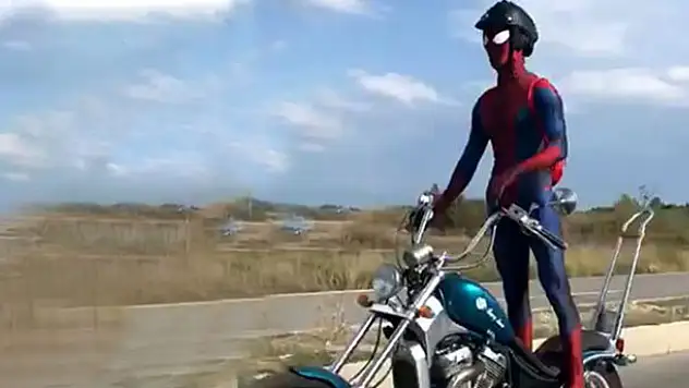 Motosikletli sürücü, Örümcek Adam kıyafetiyle yolculuk yaptı
