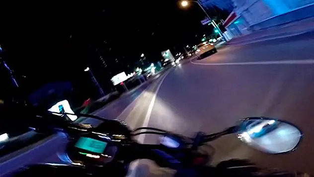 Motosikletlinin takla attığı feci kaza kamerada