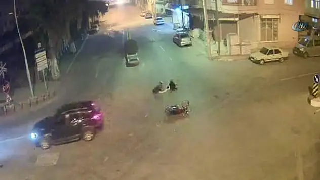 Motosikletteki iki kişi yola böyle savruldu