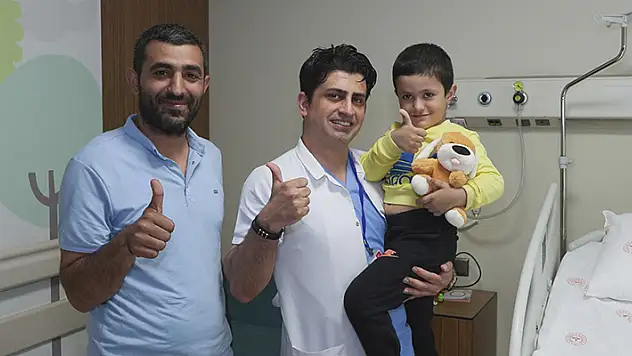 Mucize! Örümcek Adam'a özendi, 5'inci kattan atladı burnu bile kanamadı
