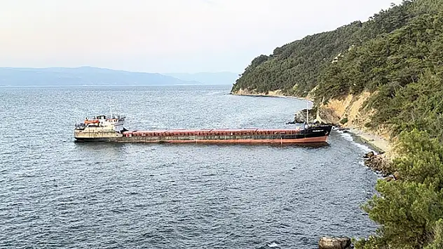 Mudanya'da karaya oturan kargo gemisi kurtarıldı
