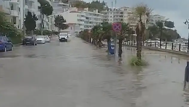Mudanya'da sağanak, sahil yolunu göle çevirdi
